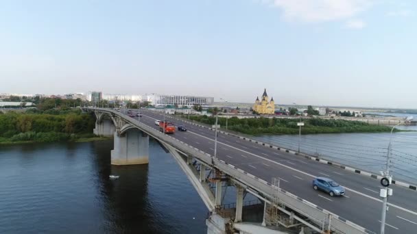 Meerbaans wegbrug over de rivier, uitzicht op de lucht — Stockvideo