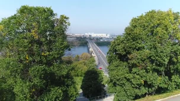 Багатоплановий дорожній міст через річку, вигляд з повітря — стокове відео