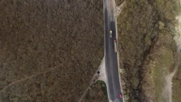 Algunos coches que conducen en la carretera estrecha en las montañas, vista aérea — Vídeo de stock