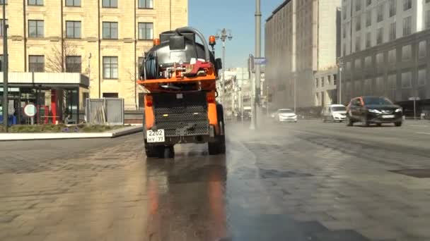 莫斯科，俄罗斯- 2020年3月在中央街道对Covid-19的特殊交通工具进行消毒 — 图库视频影像