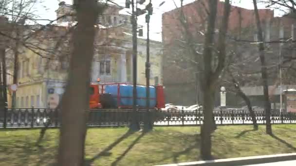 Moskau, Russland-März 2020 in zentralen Straßen spezieller Transport desinfiziert von covid-19 — Stockvideo