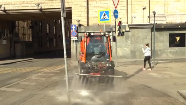 Moskva, Rusko-březen 2020 v centrálních ulicích speciální transportní dezinfekce z covid-19 — Stock video