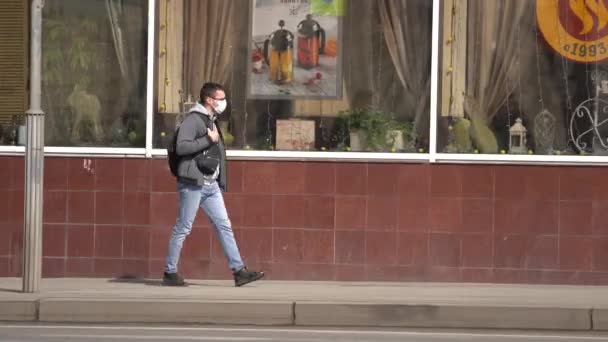 Moskou, Rusland-maart 202020. man met een beschermend masker van covid-19 lopen alleen door het centrum, niemand in de buurt. — Stockvideo