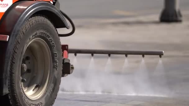 Mosca, Russia-marzo 2020 nelle strade centrali trasporto speciale disinfetta da covid-19 — Video Stock