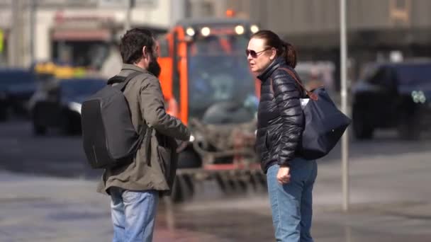 Moskau, Russland-März 2020, zwei Menschen reden auf der Straße und ignorieren die Sicherheitsmaßnahmen während der Quarantäne covid-19. — Stockvideo