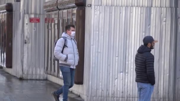Moskau, Russland - März 2020. ein junger Mann in Schutzmaske vor dem Coronavirus kommt in die Moskauer U-Bahn — Stockvideo