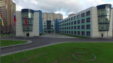 Moskova bölgesi. Rusya-11 Ağustos 2017: Modern bir komplekste modern bir okulun dışı. Öğrenciler karantina nedeniyle yok