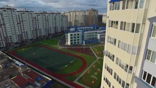 Gebiet Moskau. Russland-11. August 2017: Außenansicht einer modernen Schule in einem modernen Komplex. Studenten fehlen wegen Quarantäne — Stockvideo