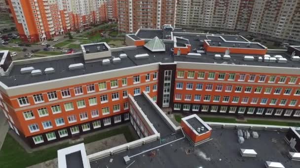 Gebiet Moskau. Russland-11. August 2017: Außenansicht einer modernen Schule in einem modernen Komplex. Studenten fehlen wegen Quarantäne — Stockvideo