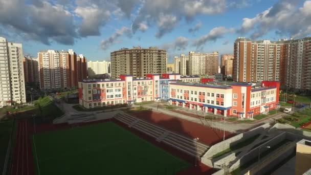 Região de Moscovo. Rússia-11 de agosto de 2017: Exterior de uma escola moderna em um complexo moderno. estudantes ausentes por causa da quarentena — Vídeo de Stock