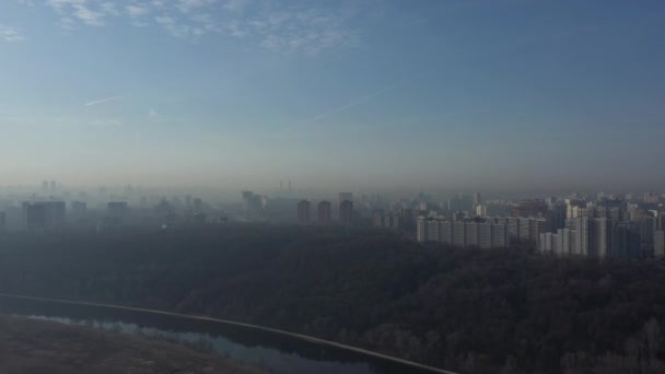 MOSKAU, RUSSLAND - 27. Februar: Vorfrühling, eine große Metropole im Smog, 4K — Stockvideo