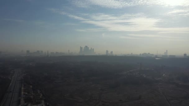 MOSKAU, RUSSLAND - 27. Februar: Vorfrühling, eine große Metropole im Smog, 4K — Stockvideo