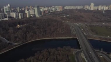 MOSCOW, RUSSIA - 27 Şubat: Sis içindeki büyük bir metropol, baharın başı, 4K