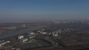 MOSCOW, RUSSIA - 27 Şubat: Sis içindeki büyük bir metropol, baharın başı, 4K
