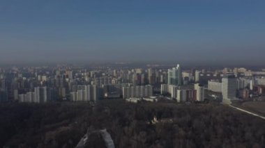 MOSCOW, RUSSIA - 27 Şubat: Sis içindeki büyük bir metropol, baharın başı, 4K