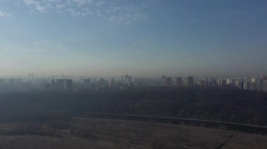 MOSCOW, RUSSIA - 27 Şubat: Sis içindeki büyük bir metropol, baharın başı, 4K