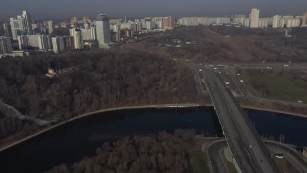 MOSCÚ, RUSIA - 27 de febrero: principios de primavera, una gran metrópolis en smog, 4K — Vídeos de Stock