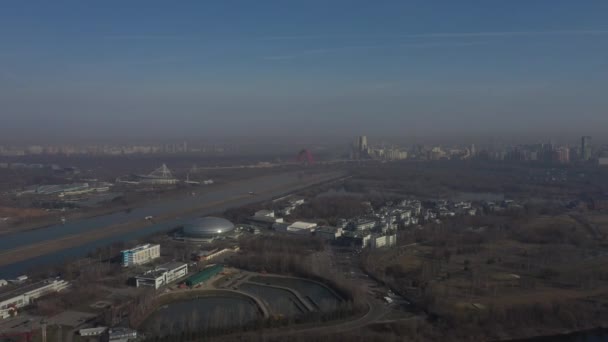 MOSCÚ, RUSIA - 27 de febrero: principios de primavera, una gran metrópolis en smog, 4K — Vídeo de stock