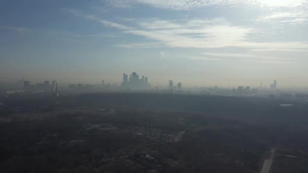 MOSCOW, RUSSIA - 27 lutego: wczesna wiosna, duża metropolia w smogu, 4K — Wideo stockowe