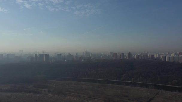 MOSKAU, RUSSLAND - 27. Februar: Vorfrühling, eine große Metropole im Smog, 4K — Stockvideo