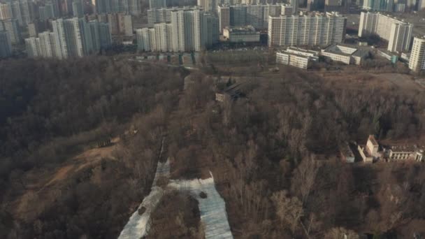 MOSCOW, RÚSSIA - 27 de fevereiro: início da primavera, uma grande metrópole na névoa, 4K — Vídeo de Stock