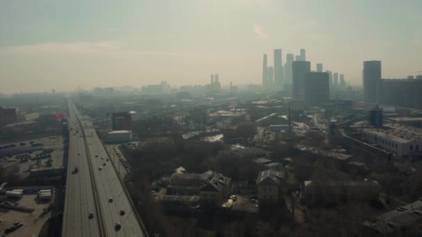MOSCOW, RUSSIA - 27 Şubat: Sis içindeki büyük bir metropol, baharın başı, 4K — Stok video