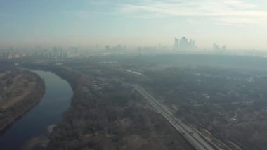 MOSCOW, RUSSIA - 27 Şubat: Sis içindeki büyük bir metropol, baharın başı, 4K