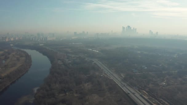 МОСКВА, РОССИЯ - 27 февраля: ранняя весна, большой мегаполис в смоге, 4К — стоковое видео