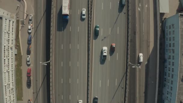 Köprüde giden arabalar, üst manzara — Stok video