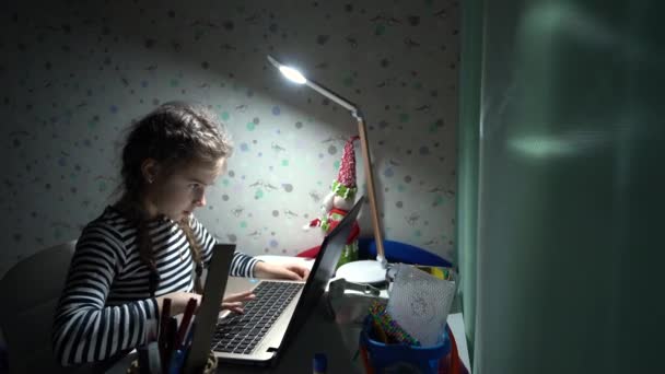 Colegiala joven haciendo lecciones en casa en el ordenador portátil debido al coronavirus cuarentena — Vídeo de stock