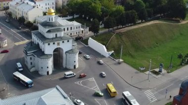 Vladimir 'de bir araba kavşağının ortasında 