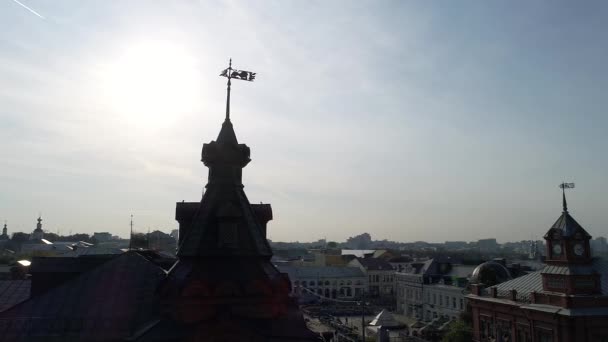 Wladimir, Russland-5. September: Turmspitze auf dem Dach eines historischen Gebäudes — Stockvideo