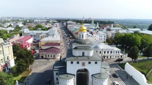 Здание под названием "Золотые ворота" в центре автомобильного узла во Владимире — стоковое видео