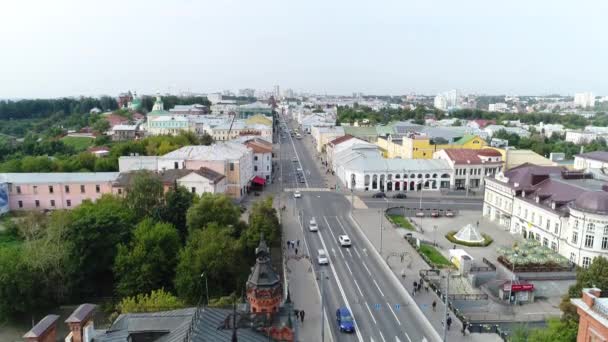 Władimir, Rosja-5 września: wieża na dachu zabytkowego budynku — Wideo stockowe