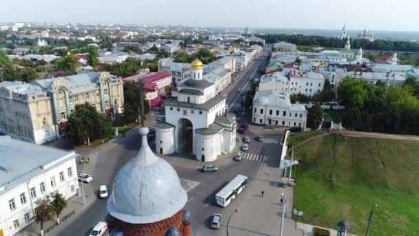 在Vladimir的一个汽车交叉口中间有一座叫做"金门"的大楼 — 图库视频影像
