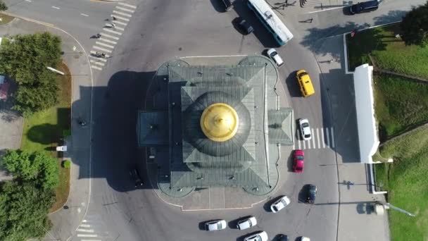 Edifício chamado "Golden Gate" no meio de uma junção de carro em Vladimir — Vídeo de Stock