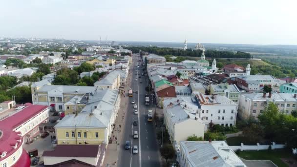 Edifício chamado "Golden Gate" no meio de uma junção de carro em Vladimir — Vídeo de Stock