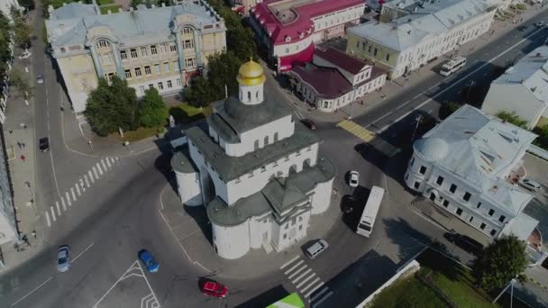 Vladimir 'de bir araba kavşağının ortasında "Altın Kapı" adında bir bina. — Stok video