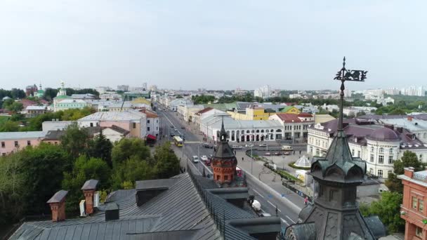 Vladimir, Russia-5 settembre: guglia sul tetto di un edificio storico — Video Stock