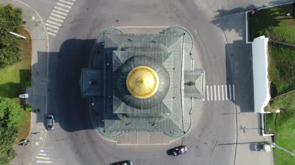 Building called "Golden Gate" in the middle of a car junction in Vladimir — Stock Video