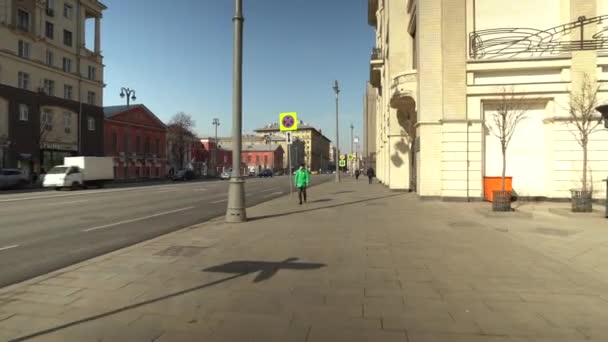 Moskou, Rusland - 28 maart 2020: de man is een koerier met een beschermend masker tijdens de quarantaine, levert de goederen. baard19 — Stockvideo