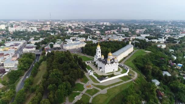 Успенский собор. главный храм во Владимире. Вид с воздуха — стоковое видео