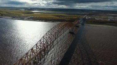Khanty-Mansiysk 'teki Irtysh Nehri üzerindeki sarı köprü.