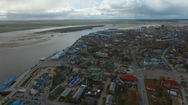 Η πόλη Khanty-Mansiysk, εναέρια άποψη, Γενική άποψη — Αρχείο Βίντεο