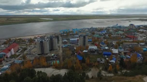 Η πόλη Khanty-Mansiysk, εναέρια άποψη, Γενική άποψη — Αρχείο Βίντεο