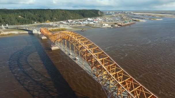 Gelbe Brücke über den Fluss Irtysch in Chanty-Mansiysk — Stockvideo