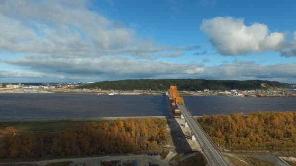 Gul bro över floden Irtysh i Khanty-Mansiysk — Stockvideo