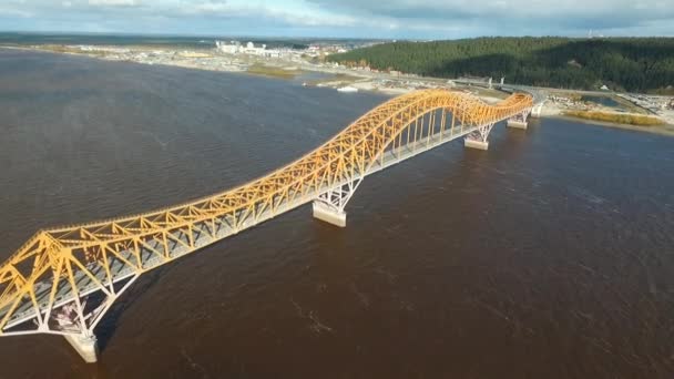 Ponte amarela sobre o rio Irtysh em Khanty-Mansiysk — Vídeo de Stock