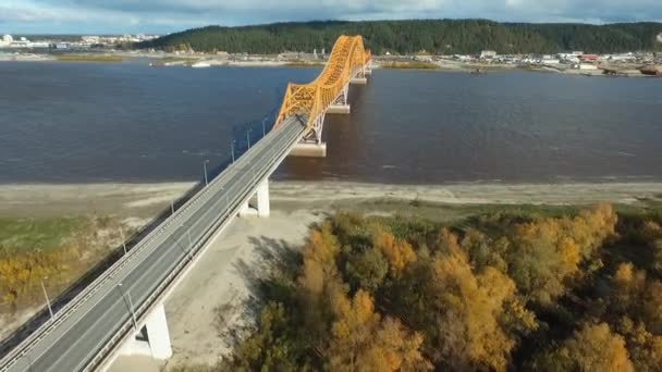 Puente amarillo sobre el río Irtysh en Khanty-Mansiysk — Vídeos de Stock