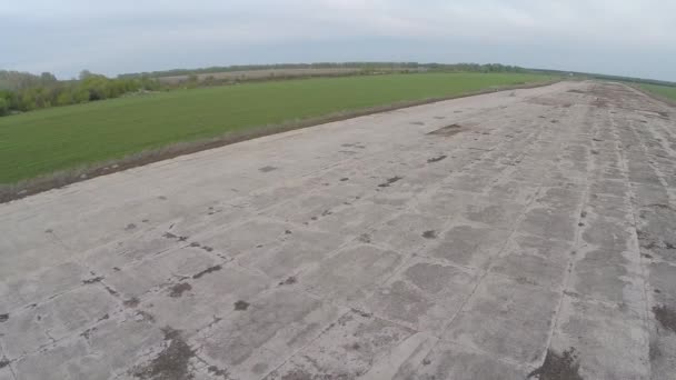 Маленький самолет взлетает с взлетно-посадочной полосы — стоковое видео